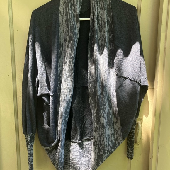 Pure karma open yoga wrap top camo trim grey pullover ladies shirt size medium - Picture 2 of 13